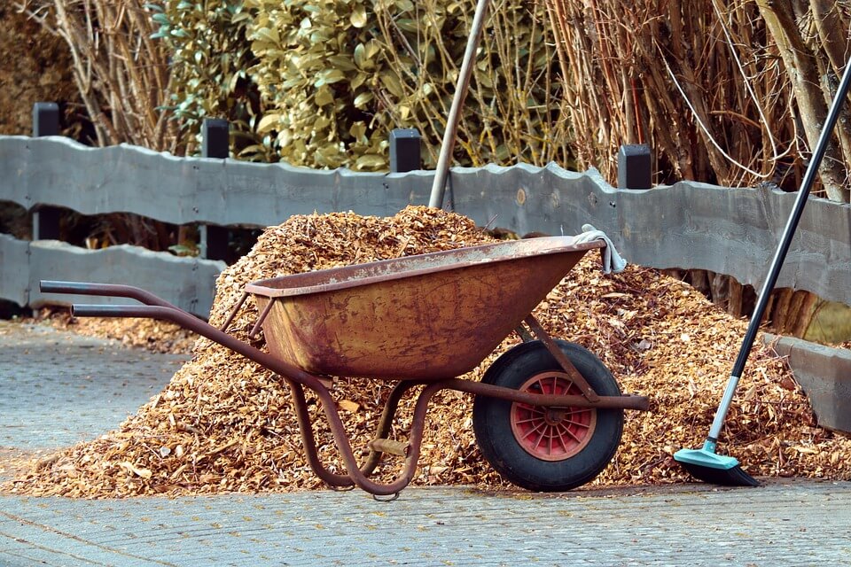 How to apply landscape mulch